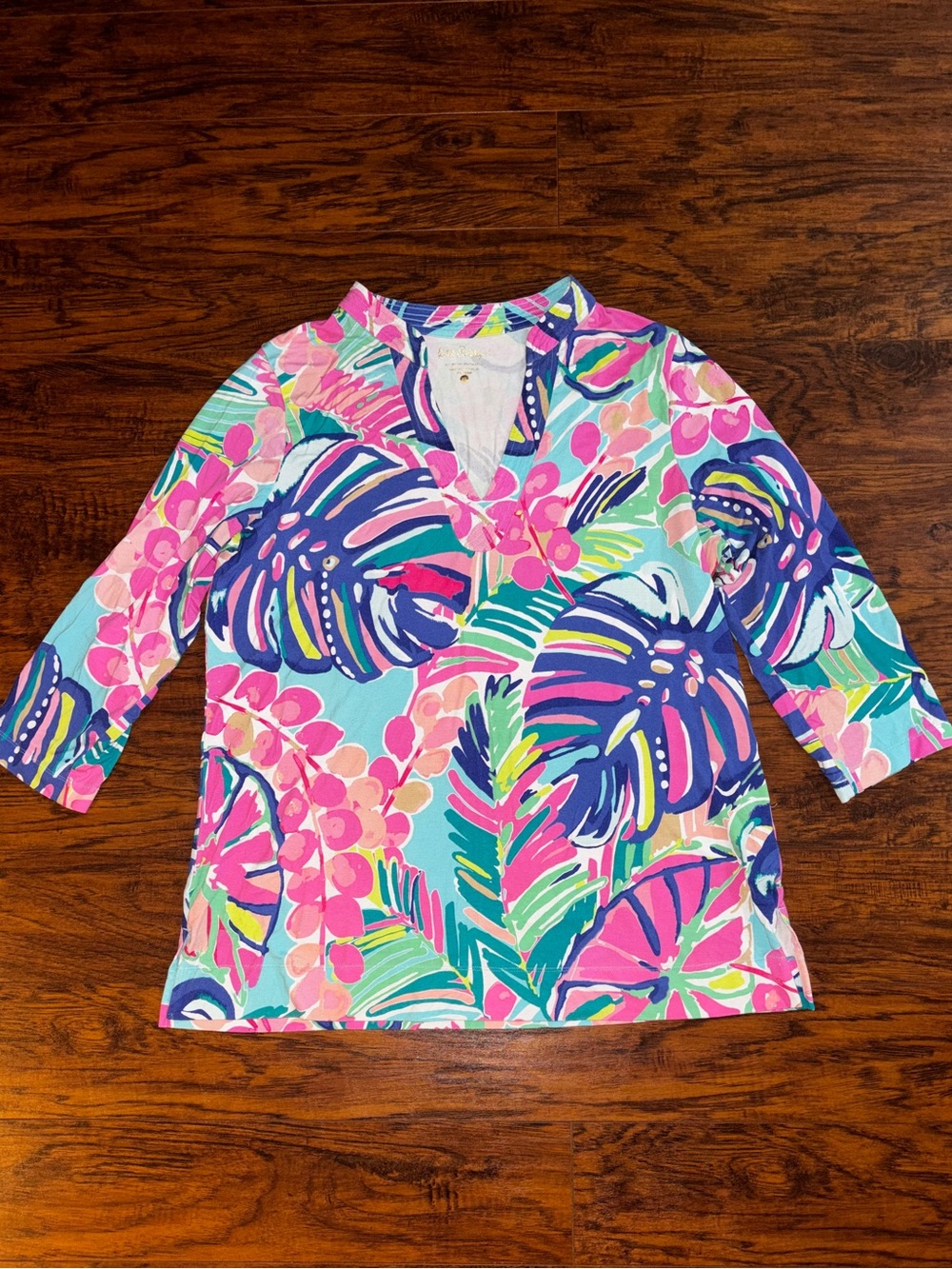 Lilly Pulitzer Vero Tunic Top Tropical Leaf Blouse 3/4 Sleeve V-Neck Bright Pink